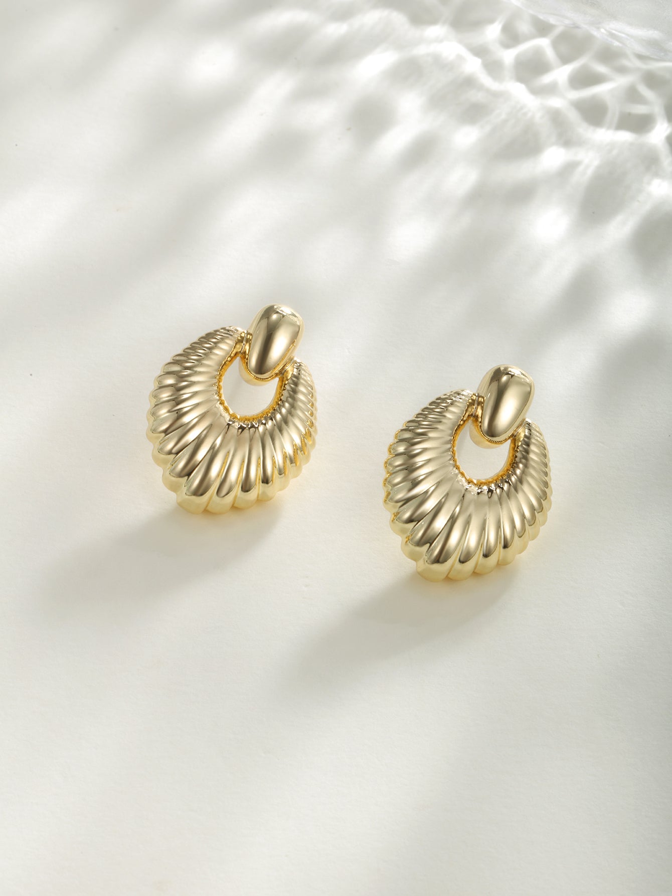 Daily -Fashionable new ABS material atmospheric retro clamshell shape&geometric earrings