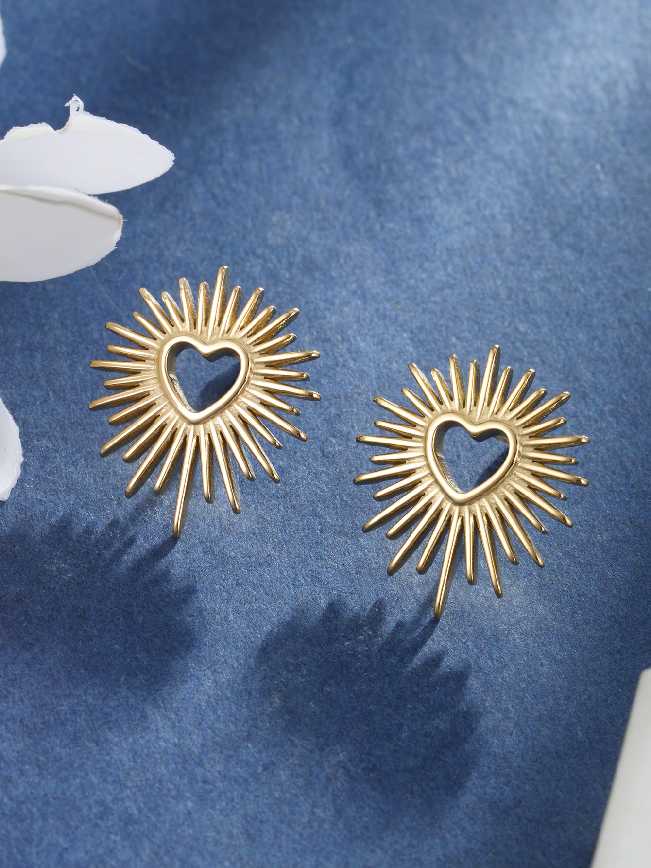 Fashionable, minimalist, niche stainless steel gold-plated yellow heart-shaped sun earrings