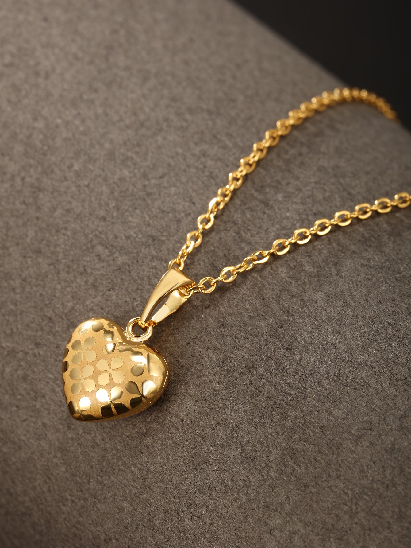 Small and exquisite laser glossy heart-shaped pendant