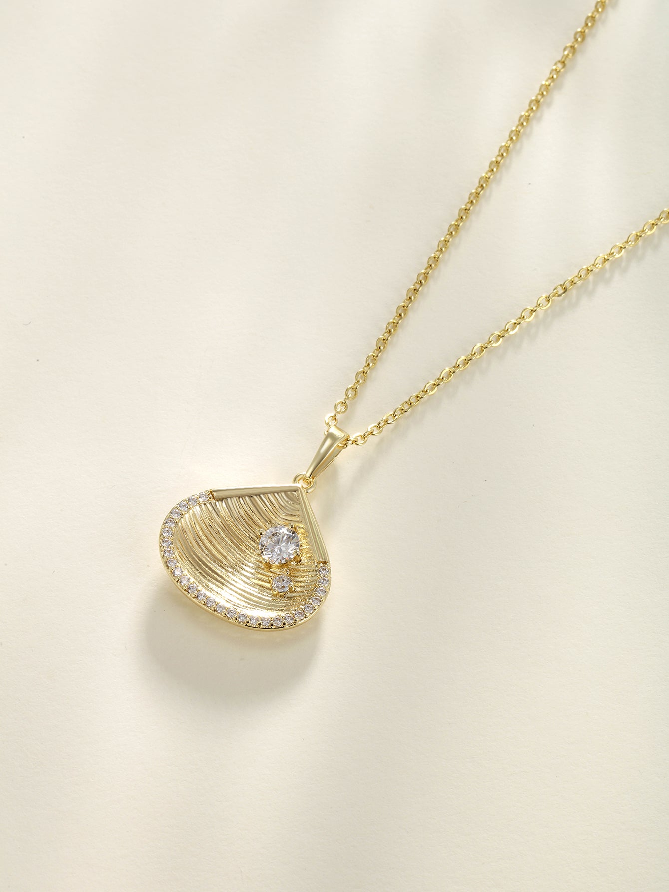 Exquisite alloy shell pendant necklace