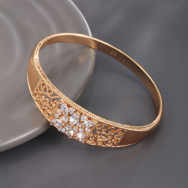 Fashionable retro hollow pattern bracelet