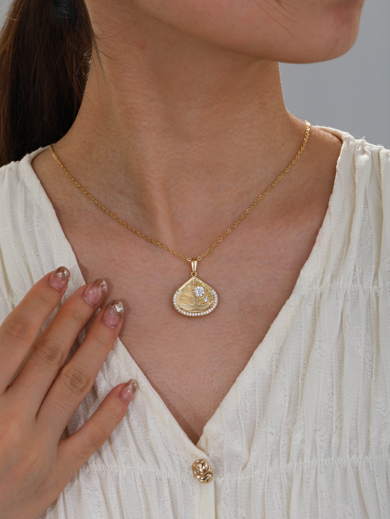 Exquisite alloy shell pendant necklace