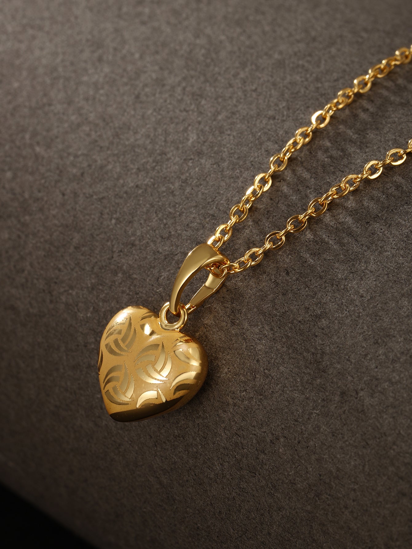 Small and exquisite laser glossy heart-shaped pendant